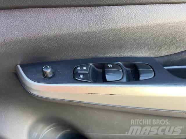 Nissan Navara Пікапи / Бічне розвантаження