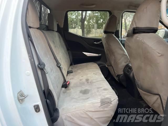 Nissan Navara Пікапи / Бічне розвантаження