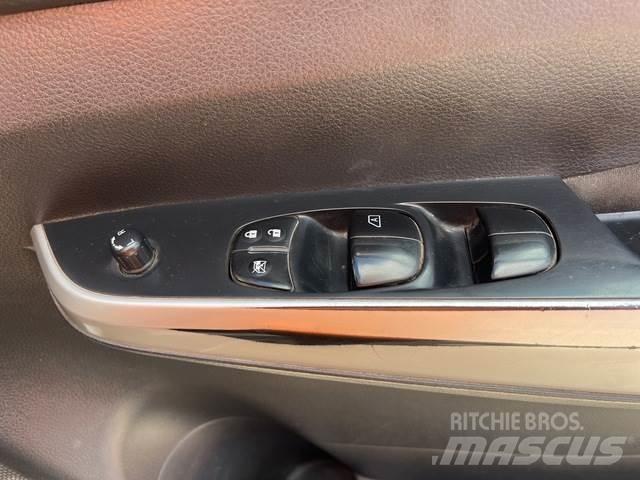 Nissan Navara Пікапи / Бічне розвантаження