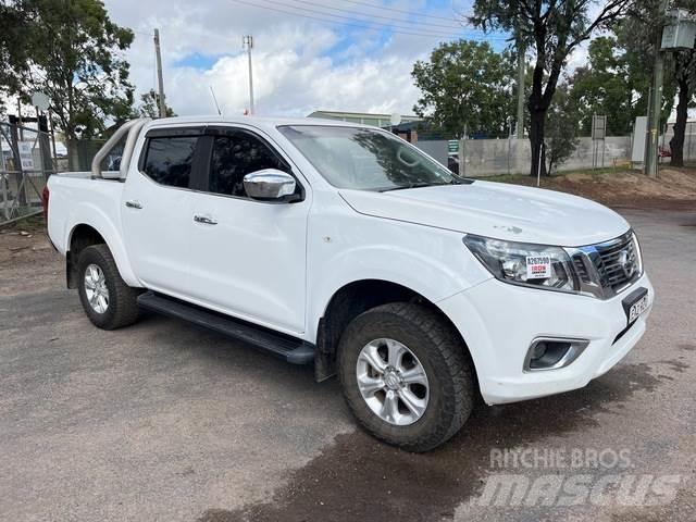 Nissan Navara Пікапи / Бічне розвантаження