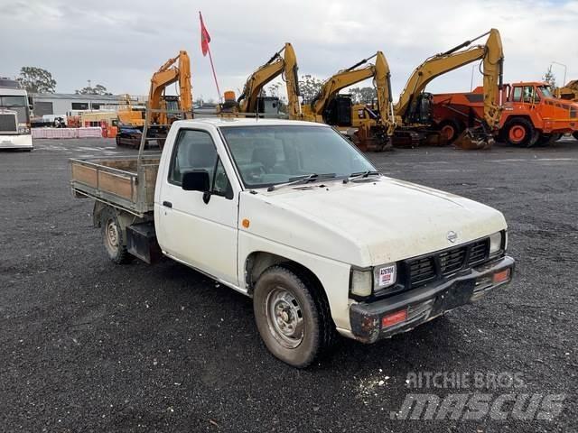 Nissan Navara Пікапи / Бічне розвантаження