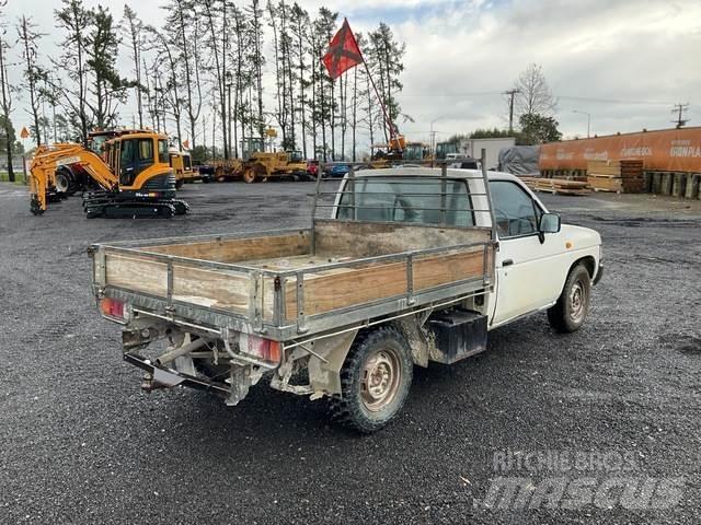 Nissan Navara Пікапи / Бічне розвантаження