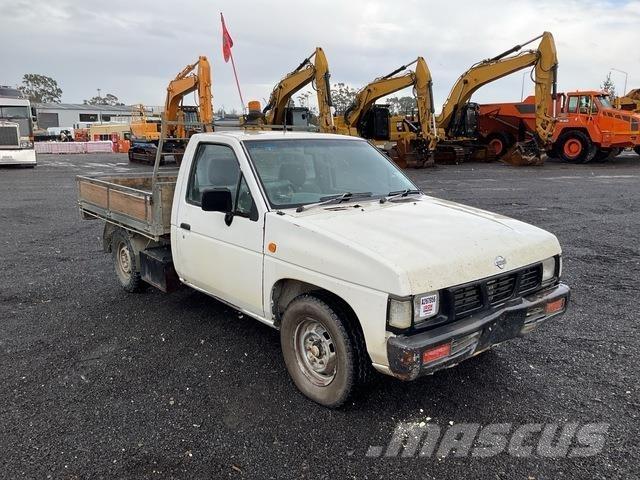 Nissan Navara Пікапи / Бічне розвантаження