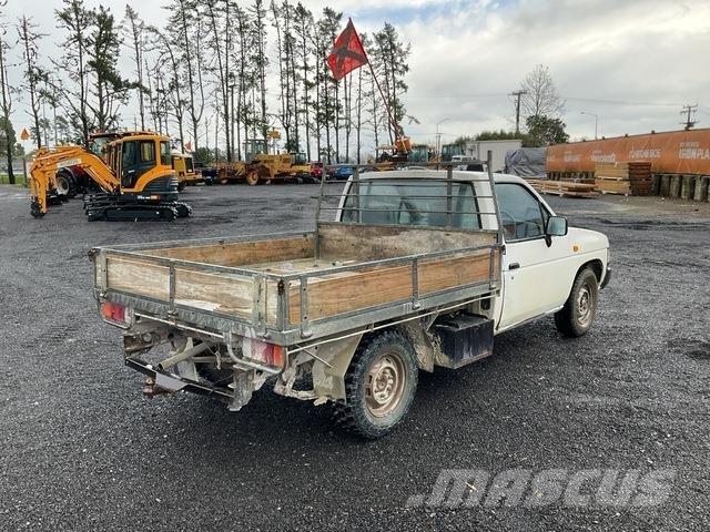 Nissan Navara Пікапи / Бічне розвантаження
