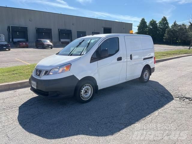 Nissan NV200 Панельні фургони