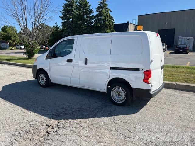 Nissan NV200 Панельні фургони