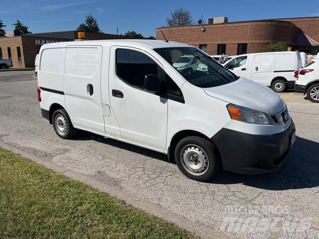 Nissan NV200 Панельні фургони