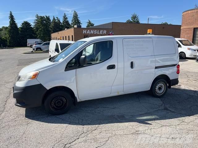 Nissan NV200 Панельні фургони
