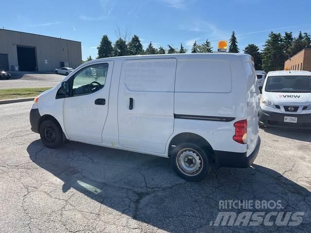 Nissan NV200 Панельні фургони