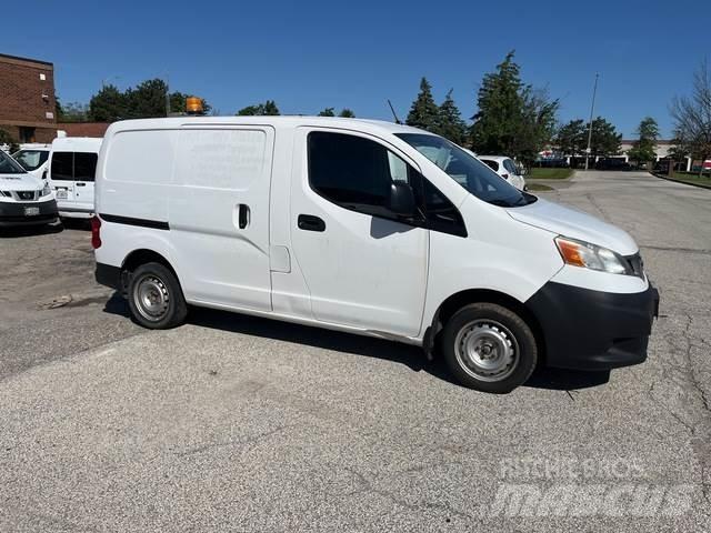 Nissan NV200 Панельні фургони
