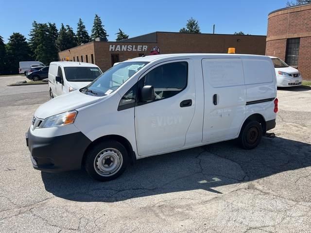 Nissan NV200 Панельні фургони