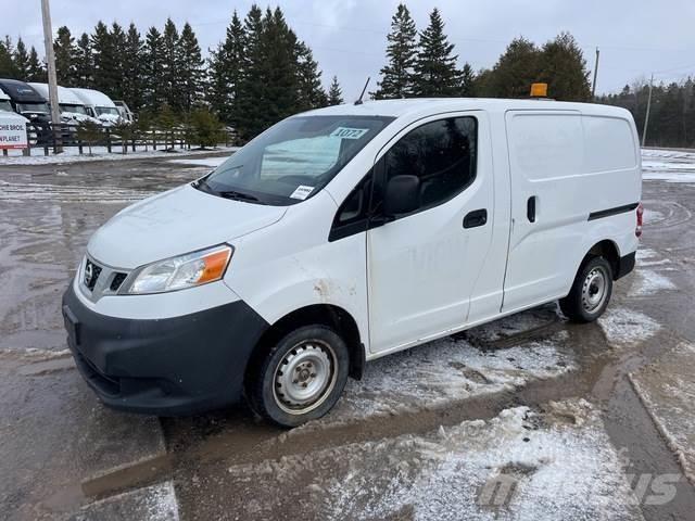 Nissan NV200 Панельні фургони