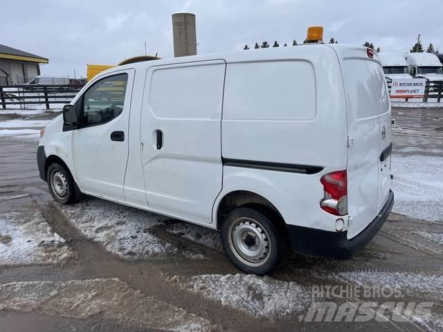 Nissan NV200 Панельні фургони