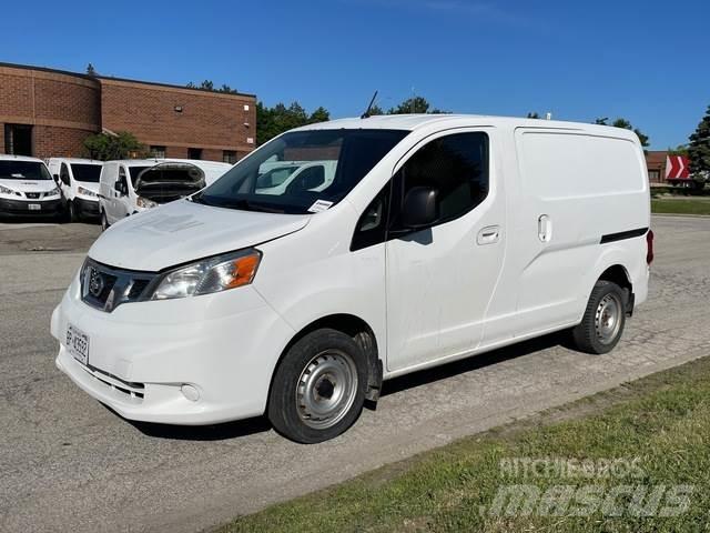 Nissan NV200 Панельні фургони