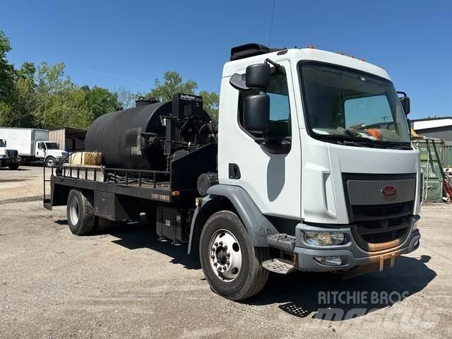 Peterbilt 220 Вантажівки / спеціальні
