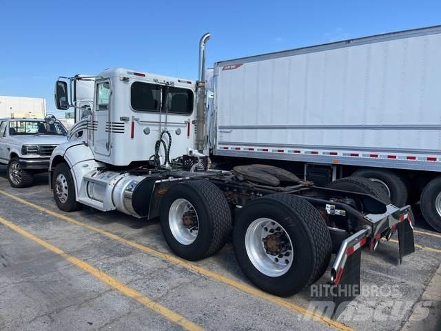 Peterbilt 384 Тягачі
