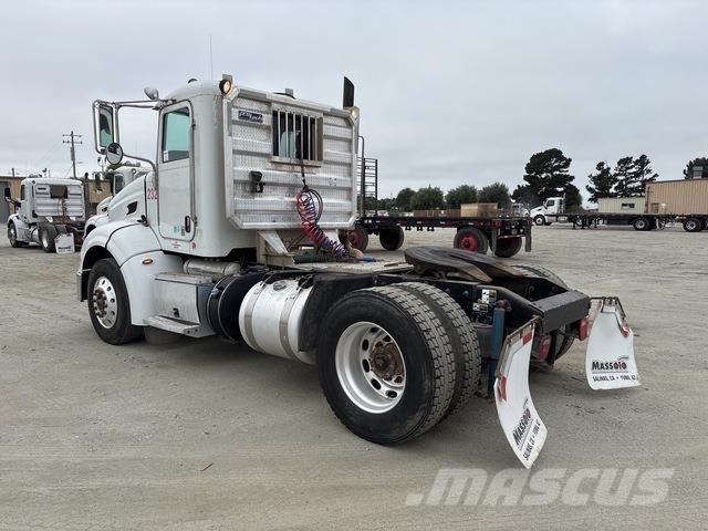 Peterbilt 384 Тягачі