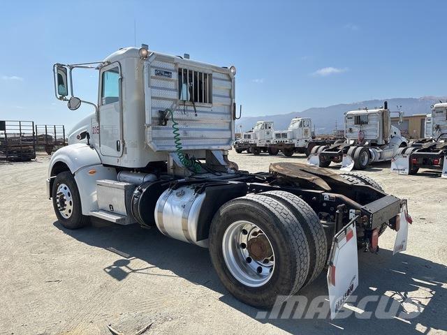 Peterbilt 384 Тягачі