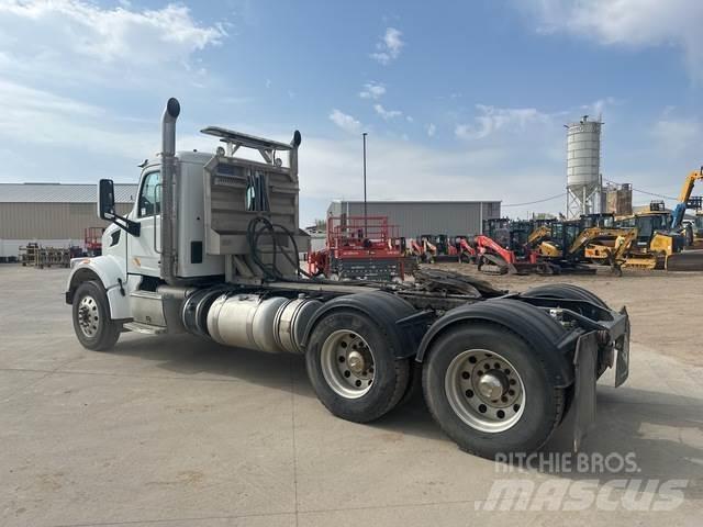 Peterbilt 567 Тягачі