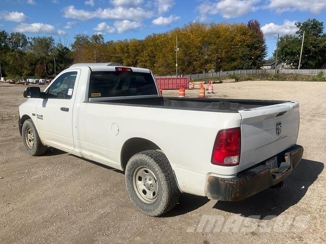 RAM 1500 Пікапи / Бічне розвантаження