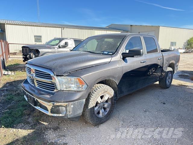 RAM 1500 Пікапи / Бічне розвантаження