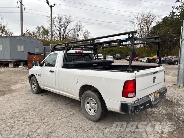 RAM 1500 Пікапи / Бічне розвантаження