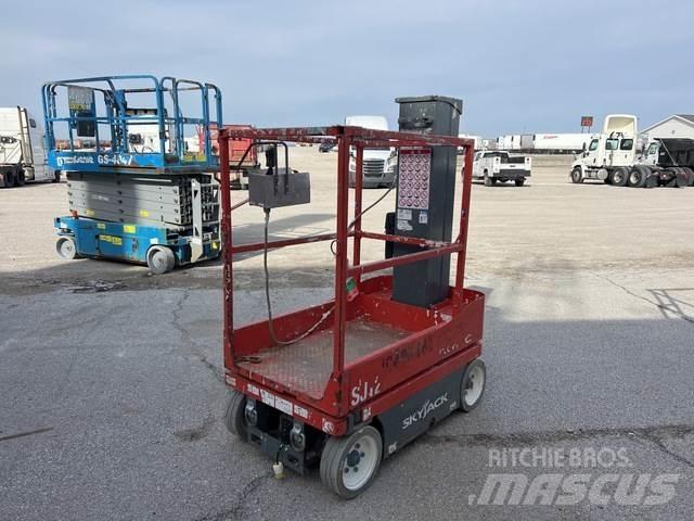 SkyJack SJ12 Вертикальні щоглові підйомники