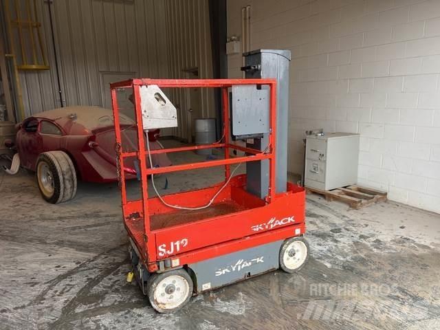 SkyJack SJ12 Вертикальні щоглові підйомники