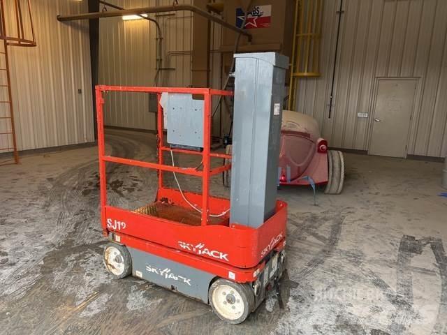 SkyJack SJ12 Вертикальні щоглові підйомники