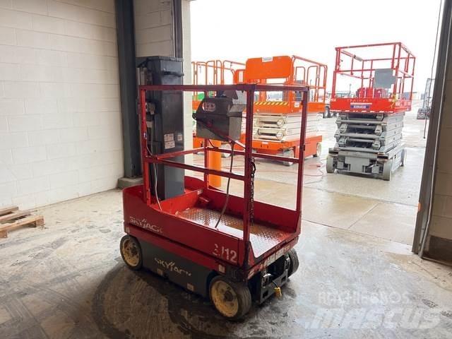 SkyJack SJ12 Вертикальні щоглові підйомники