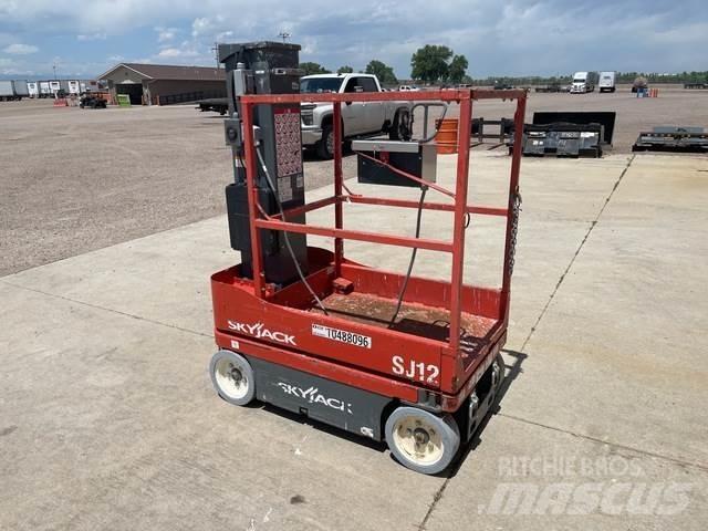 SkyJack SJ12 Вертикальні щоглові підйомники