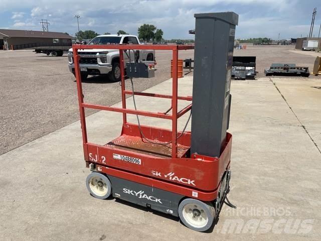 SkyJack SJ12 Вертикальні щоглові підйомники