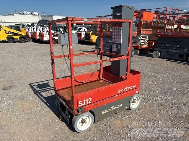 SkyJack SJ12 Вертикальні щоглові підйомники