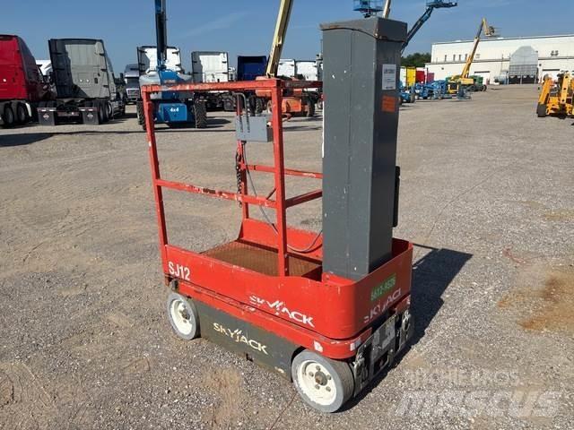 SkyJack SJ12 Вертикальні щоглові підйомники