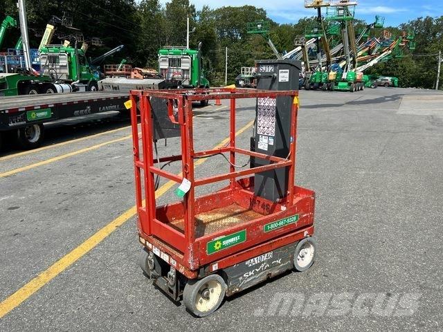 SkyJack SJ12 Вертикальні щоглові підйомники
