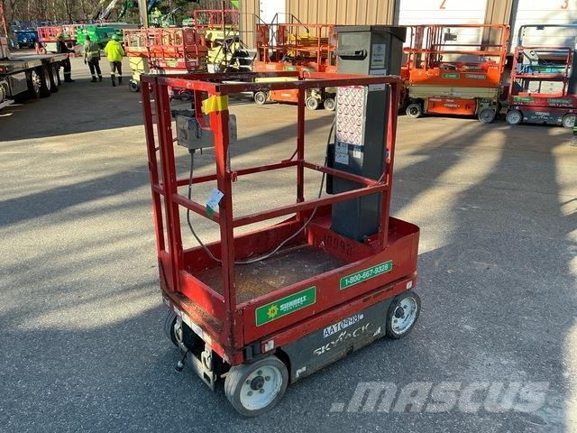 SkyJack SJ12 Вертикальні щоглові підйомники