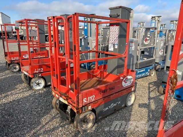 SkyJack SJ12 Вертикальні щоглові підйомники