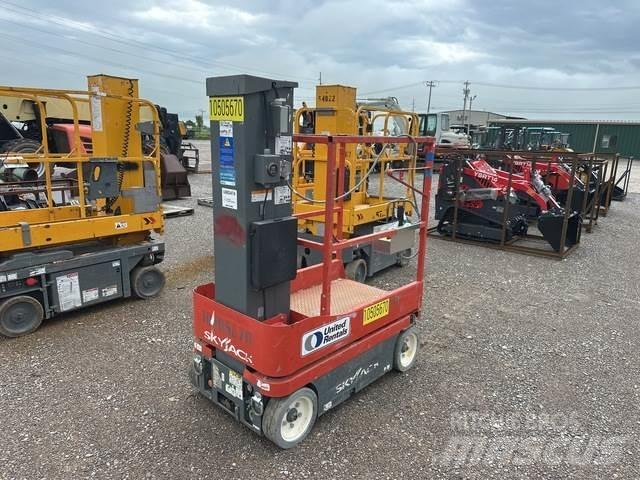 SkyJack SJ16 Вертикальні щоглові підйомники