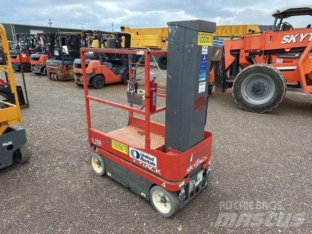 SkyJack SJ16 Вертикальні щоглові підйомники