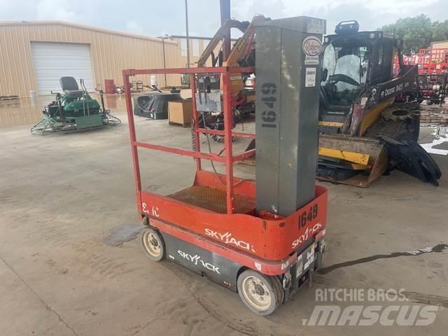 SkyJack SJ16 Вертикальні щоглові підйомники