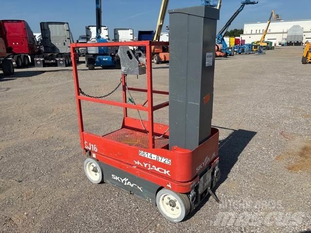 SkyJack SJ16 Вертикальні щоглові підйомники