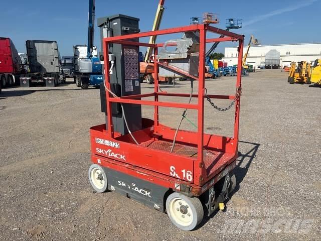 SkyJack SJ16 Вертикальні щоглові підйомники