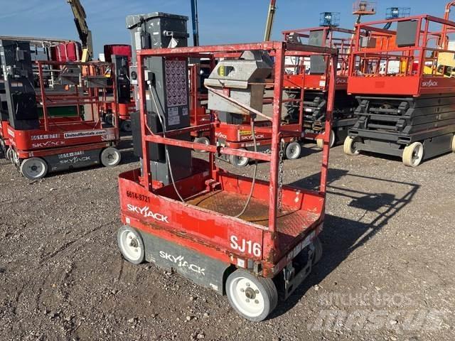 SkyJack SJ16 Вертикальні щоглові підйомники