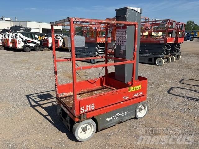 SkyJack SJ16 Вертикальні щоглові підйомники