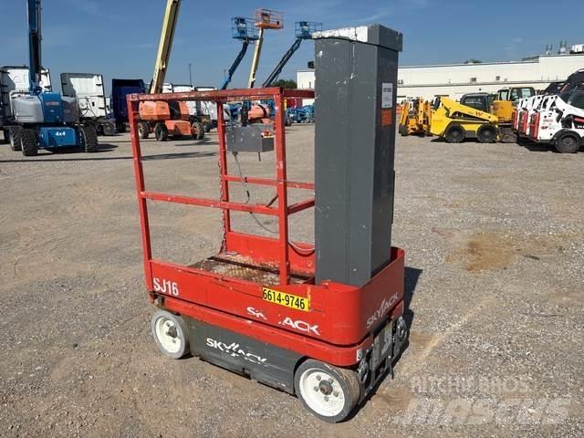 SkyJack SJ16 Вертикальні щоглові підйомники