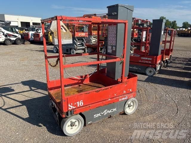 SkyJack SJ16 Вертикальні щоглові підйомники