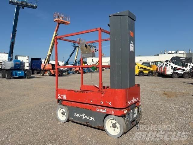 SkyJack SJ16 Вертикальні щоглові підйомники