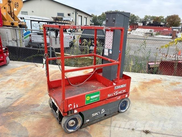 SkyJack SJ16 Вертикальні щоглові підйомники