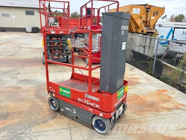 SkyJack SJ16 Вертикальні щоглові підйомники