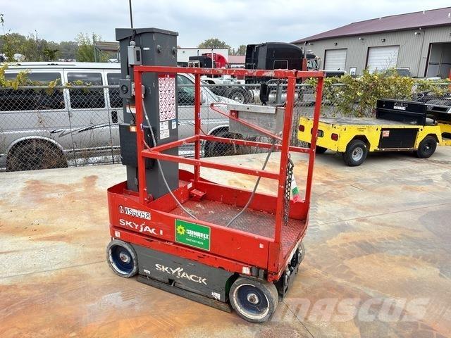 SkyJack SJ16 Вертикальні щоглові підйомники